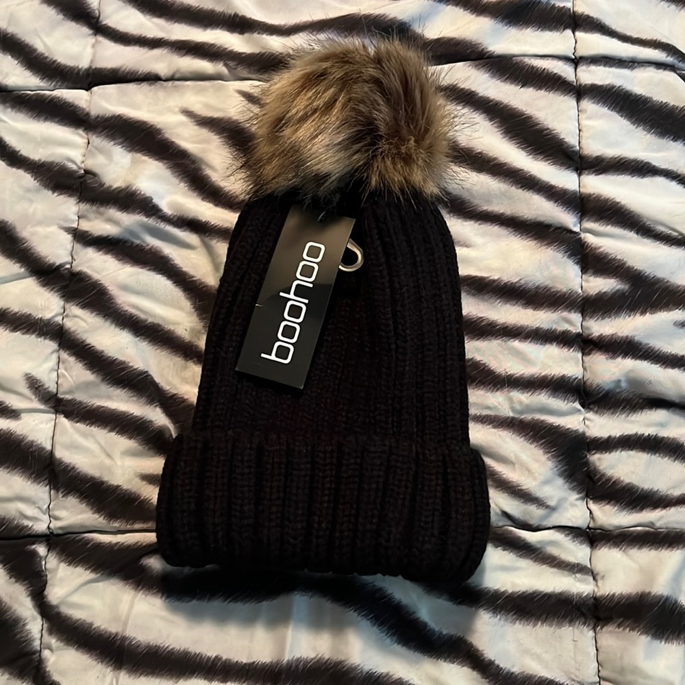 Ribbed Knit Beanie w/ Pom